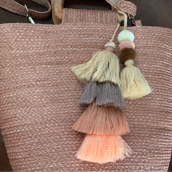 NEW Blush Pink Raffia Basket Crossbody Tote with Colourful Tassel decoration - Picture 4 of 5